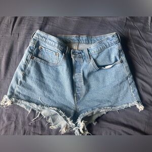 Levi jean shorts size 29